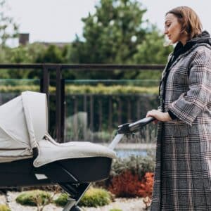 mujer paseando un carrito de bebe
