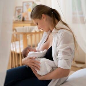 mujer dando el pecho a un bebe