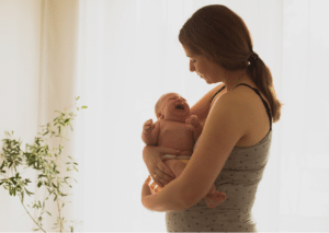 mujer sujetando un bebe