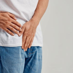hombre tocandose con dolor