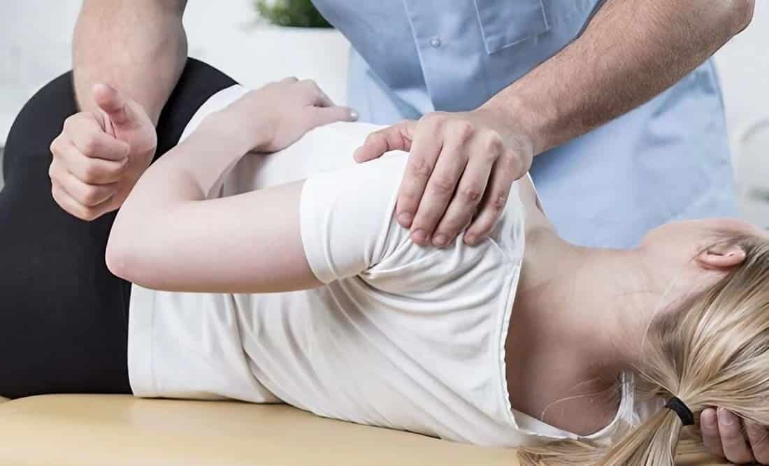 fisioterapeuta realizando técnicas osteopáticas para columna vertebral