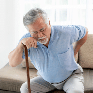 hombre mayor levantandose del sofa