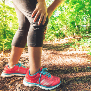 mujer tocandose la rodilla