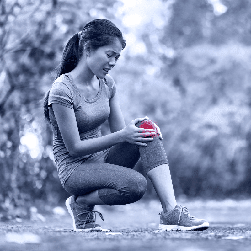 mujer tocandose la rodilla con dolor