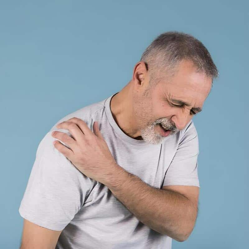 hombre dolor hombro fondo azul
