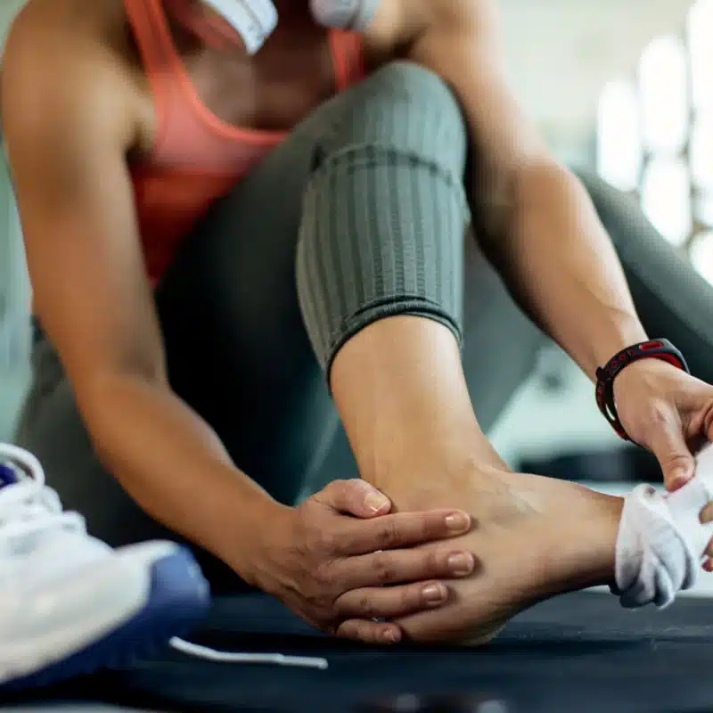 mujer atletica lesionada pie entrenamiento gimnasio