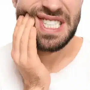 hombre apretandose el moflete con dolor