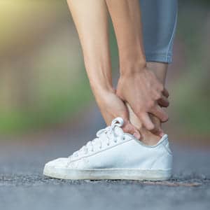 mujer dolor muscular corriendo entrenamiento