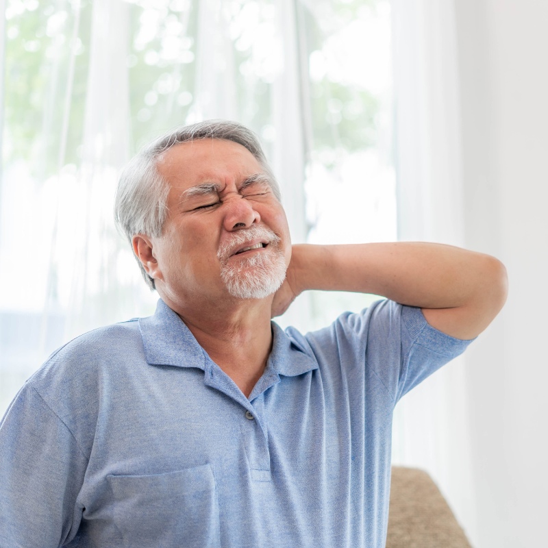 hombre con dolor en el cuello