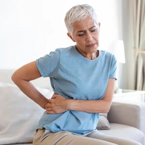 mujer mayor con dolor en cadera