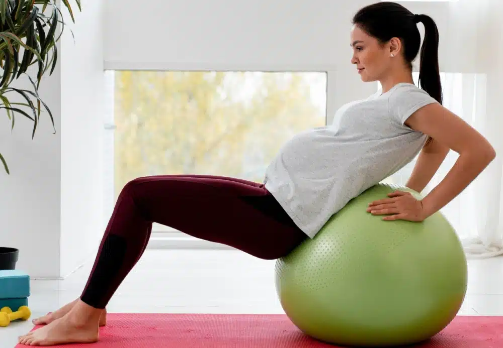 embarazada sobre una pelota de pilates