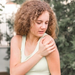 deportista con dolor en el hombro