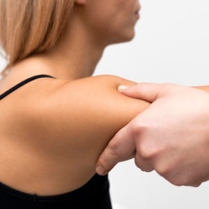 fisio sujetando el brazo de la paciente