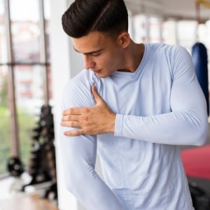 paciente tocandose el hombro con dolor