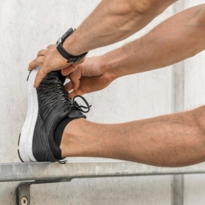 deportista esturando talon de aquiles