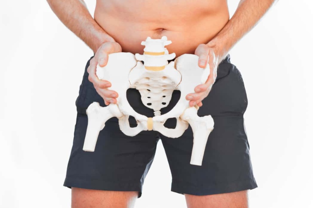 hombre con maqueta suelo pelvico