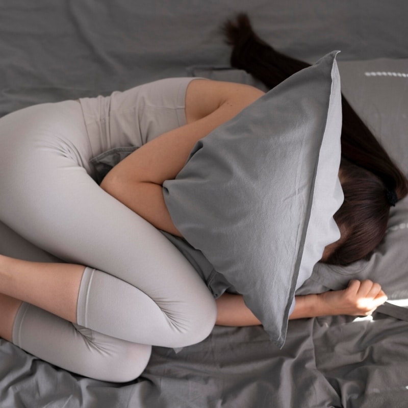 mujer abrazada a almohada